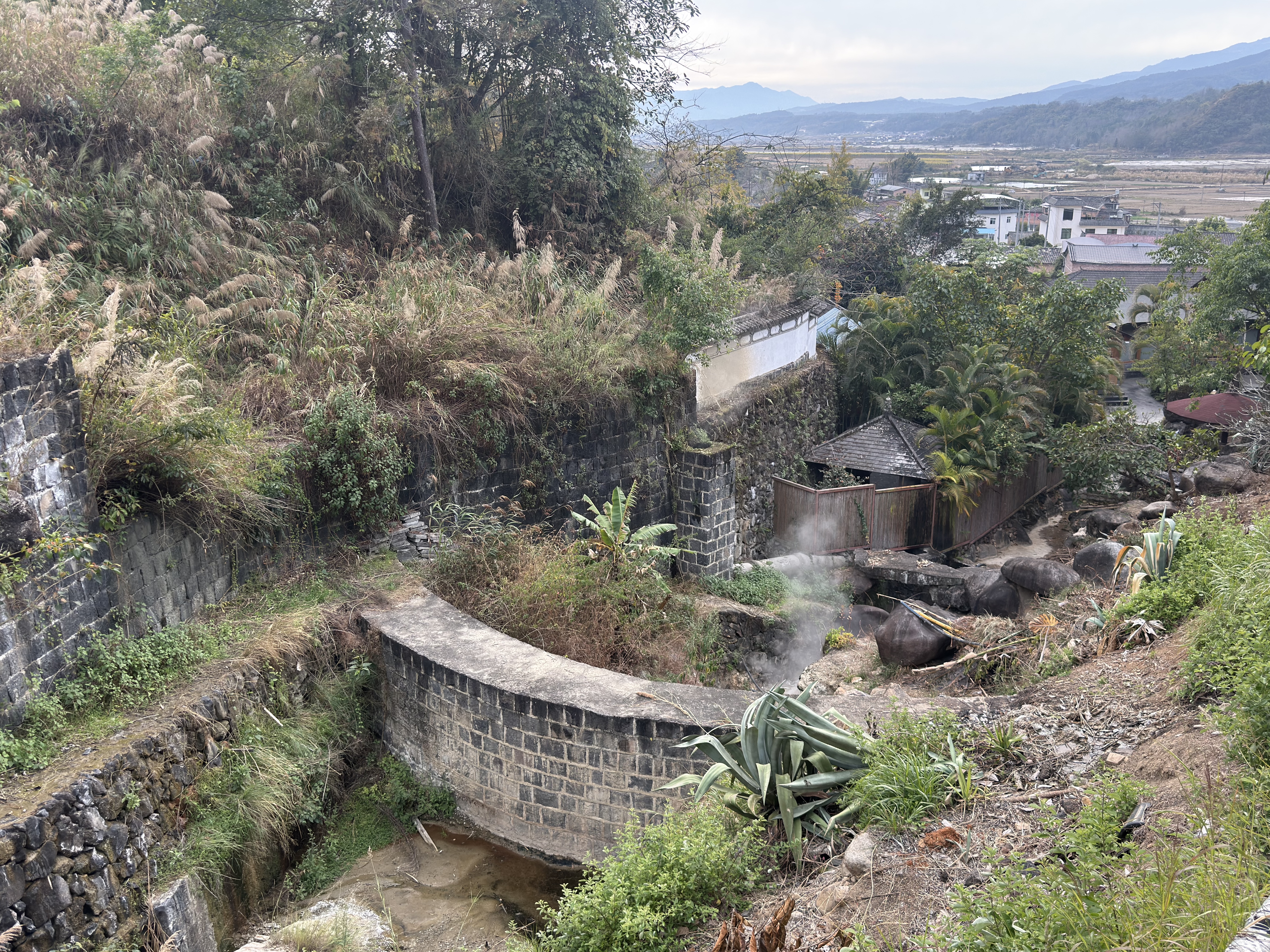 温泉的外面,处处有冒热气,是真的地热资源