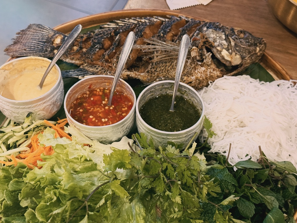 生菜卷烤鱼米线