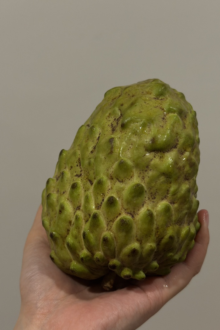 巨大的释迦果,竟然很好吃,很甜很甜