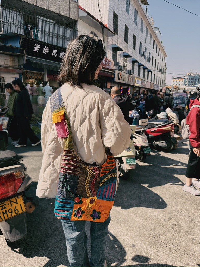 难得的,在实际上买了一个流浪包,非常好看,90 元,目前我天天背着