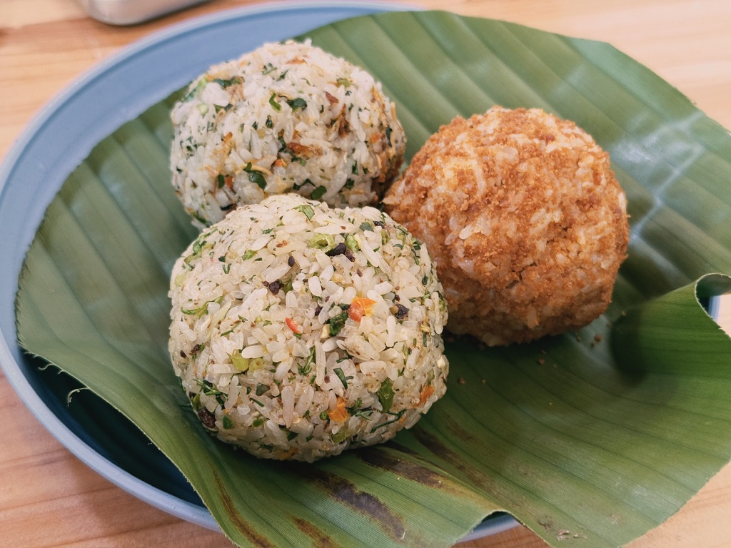 还有仨不同味道的饭团,吃不下了带走,后来在路上都吃了