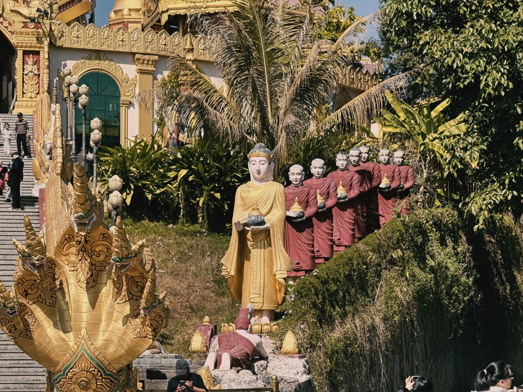 边上佛陀说法、众僧皈依的雕塑