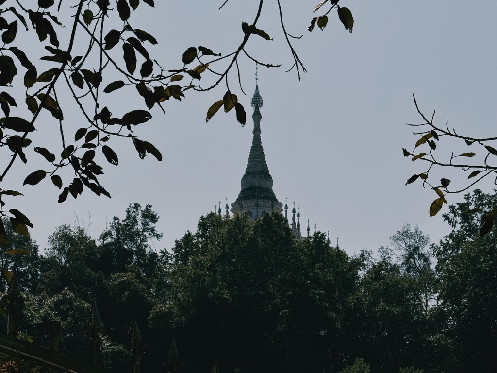 金塔对面的银塔景区,不付钱就只能看到一个尖尖了