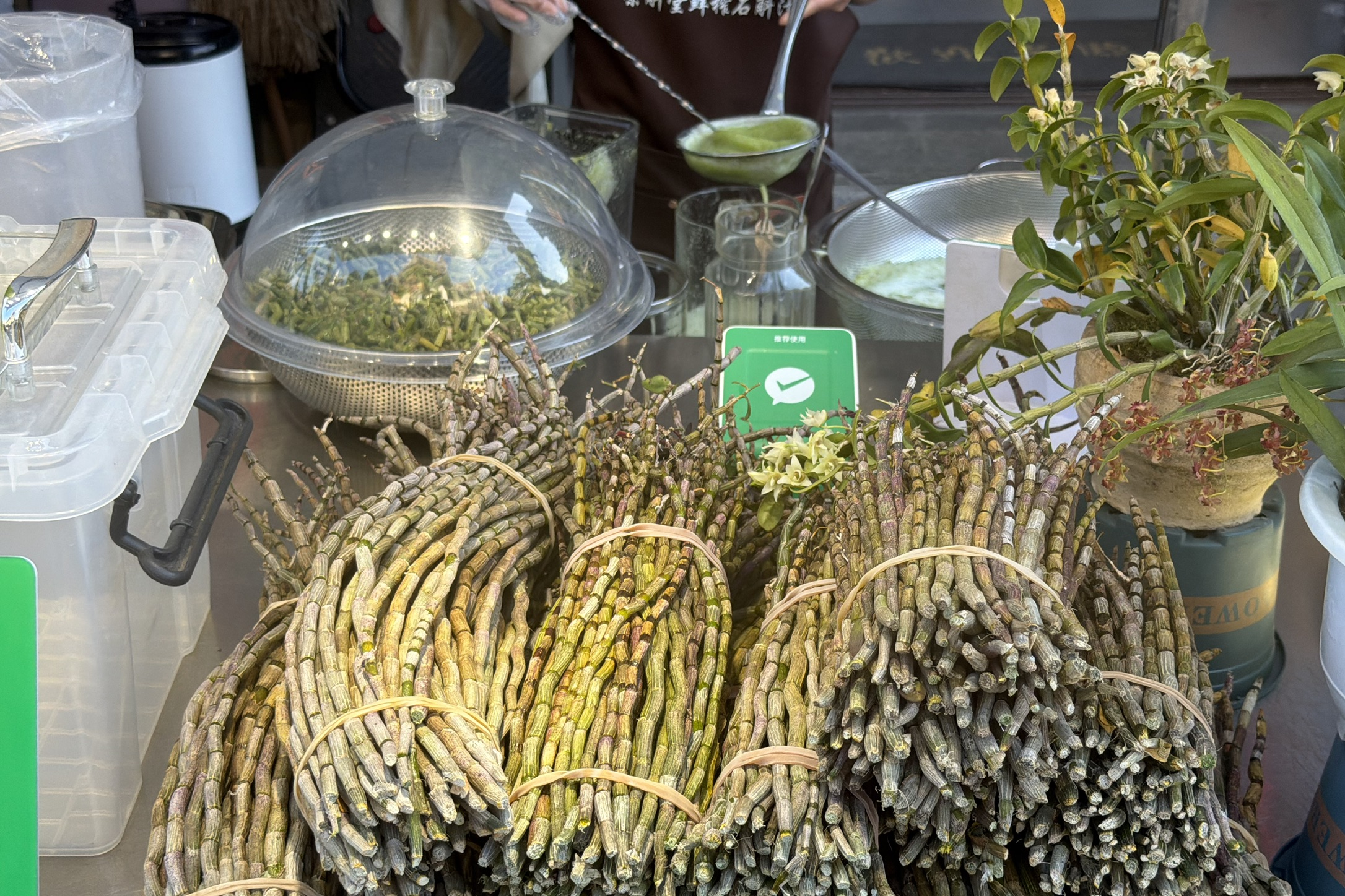 买了个铁皮石斛汁喝,味道一言难尽,可以不买