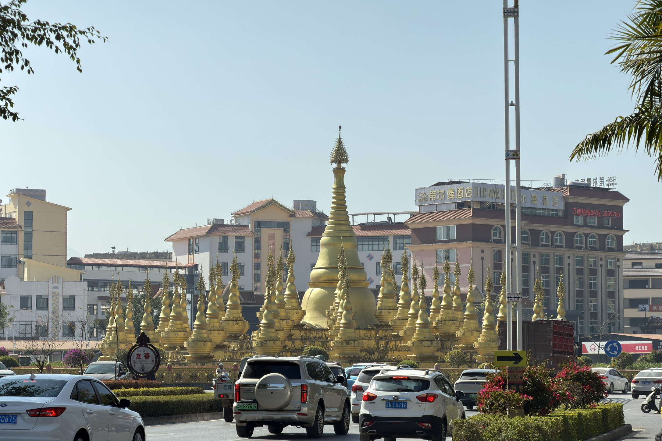 马路中间的金塔群
