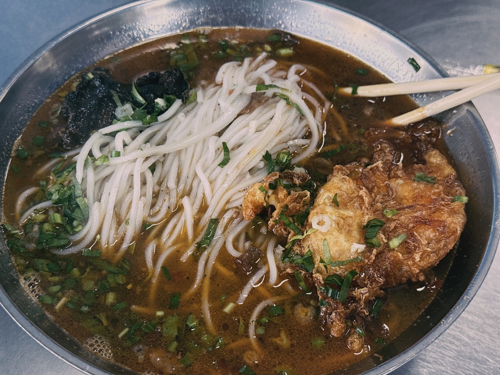 米线与炸蛋都很好吃