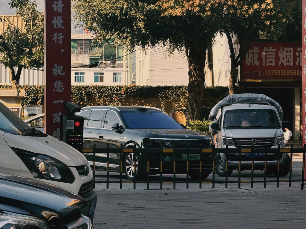 这辆云 A 的车直接停在停车场入口,车上人已经下去了