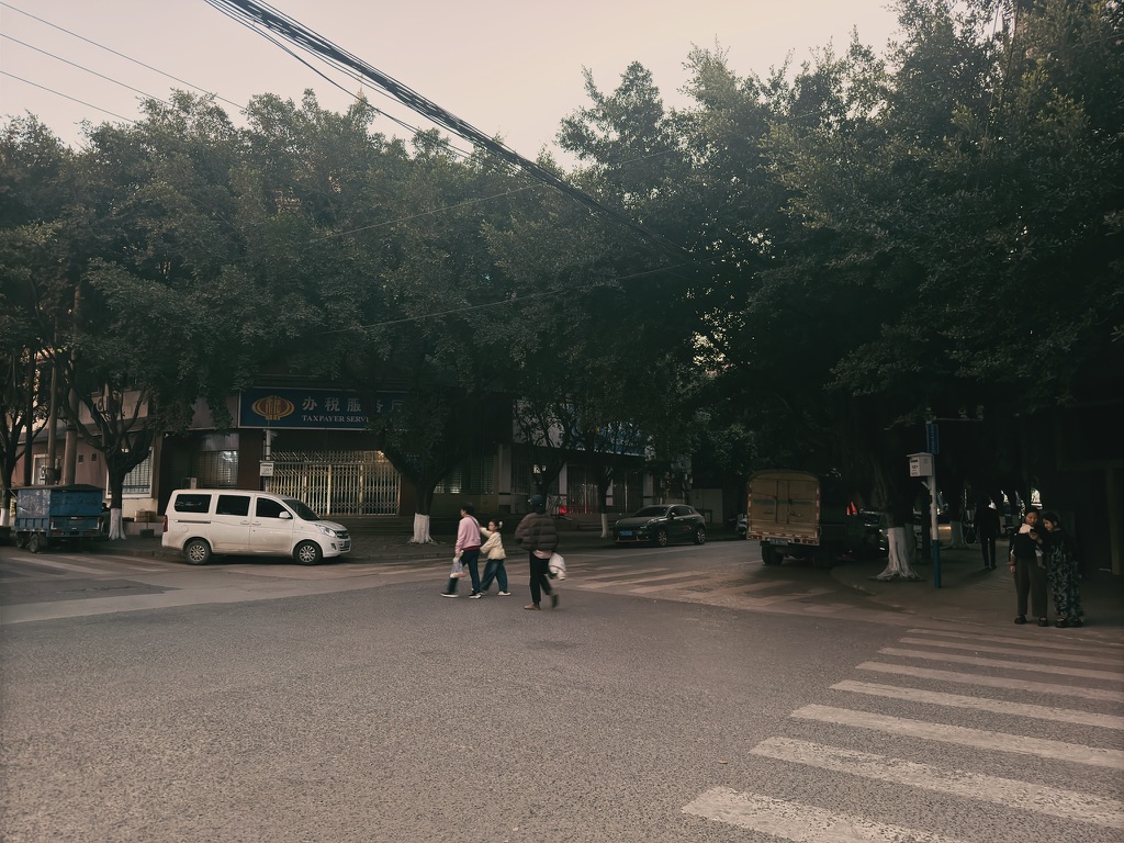 没有路灯的孟定老街