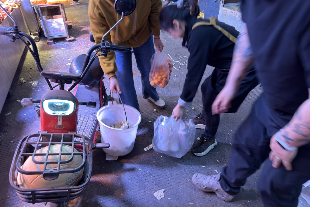 恙儿抓拍到了帮路人捡洒落地上鹌鹑蛋的毛