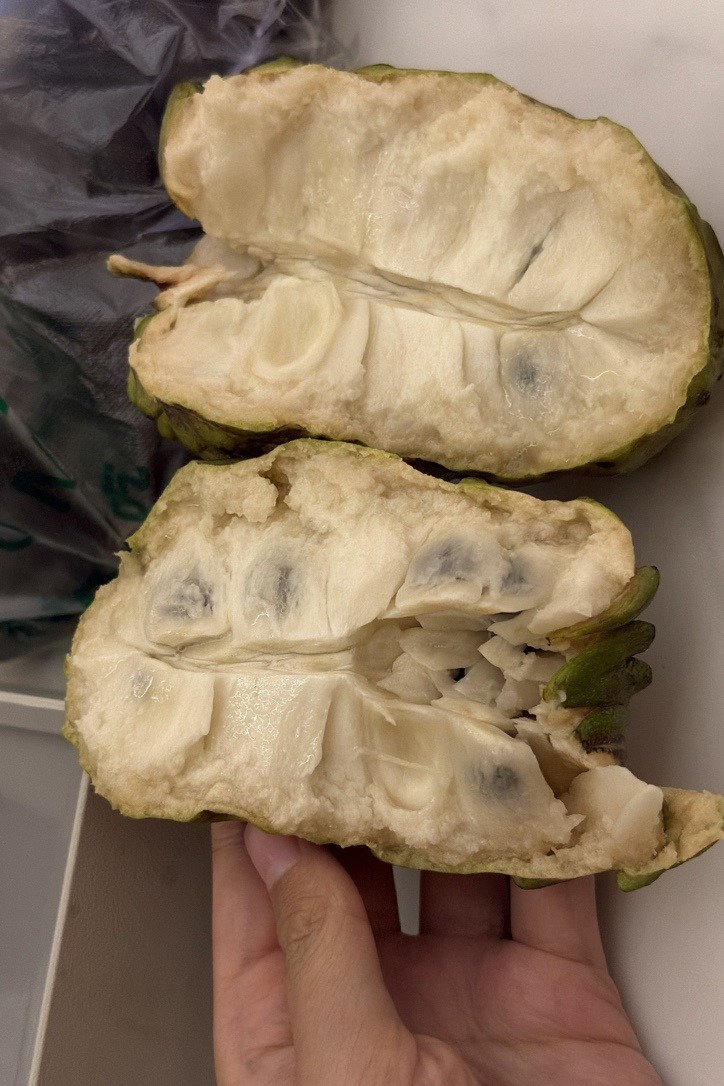 把在芒市买的释迦果吃了,真甜啊