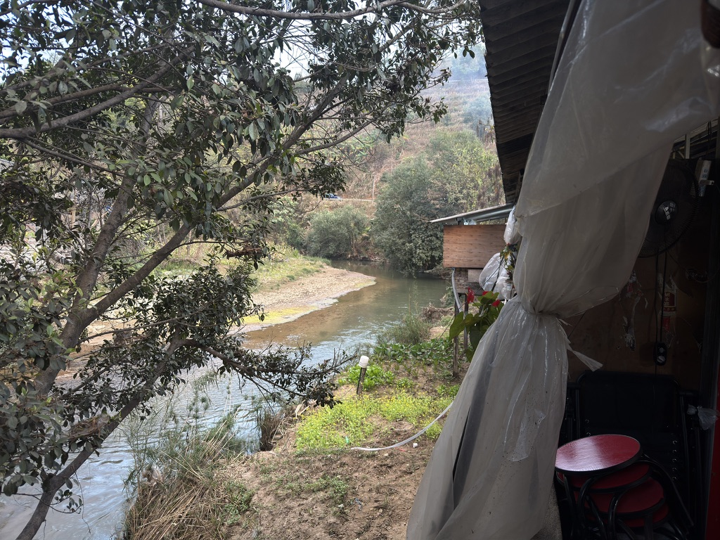 窝棚另一头就是河水