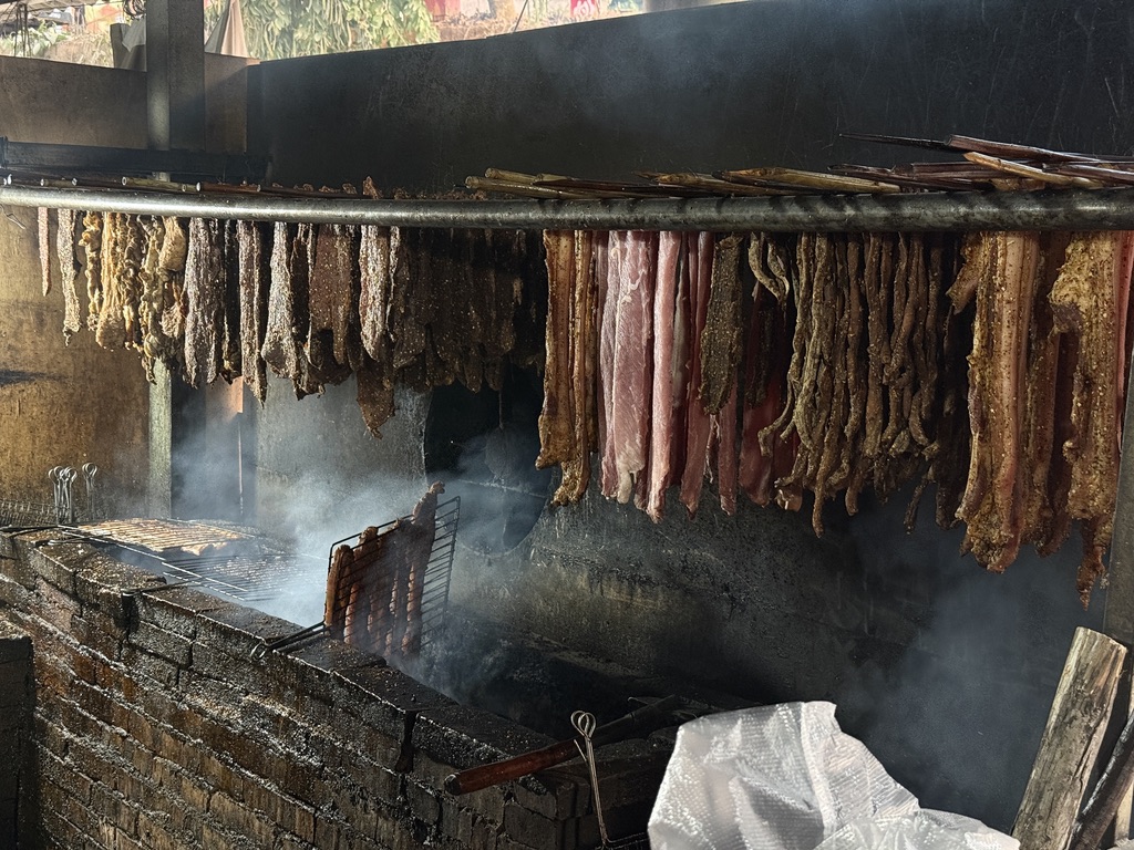 大铁架子下的熏肉