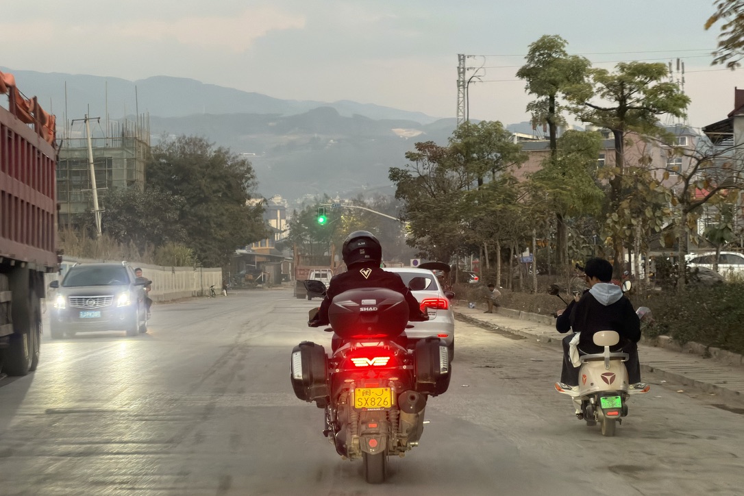 回程路上看到了恙儿老乡闽 J 的摩旅骑士