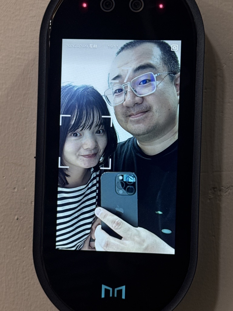 用门禁拍个合照吧