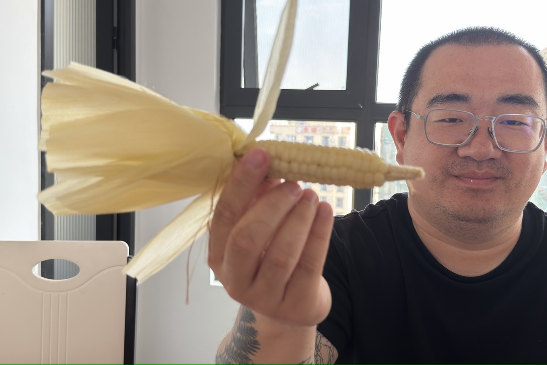 酒店早餐毫无意外的是米线，还有本地特产，小玉米