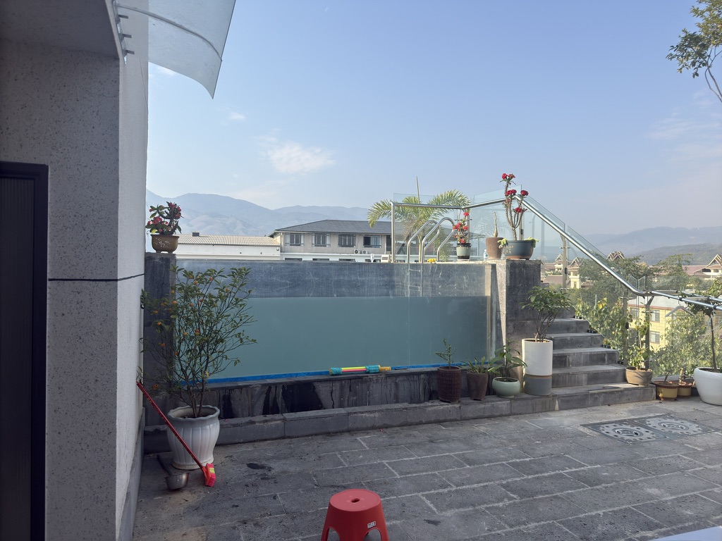 没有放满水的无边泳池