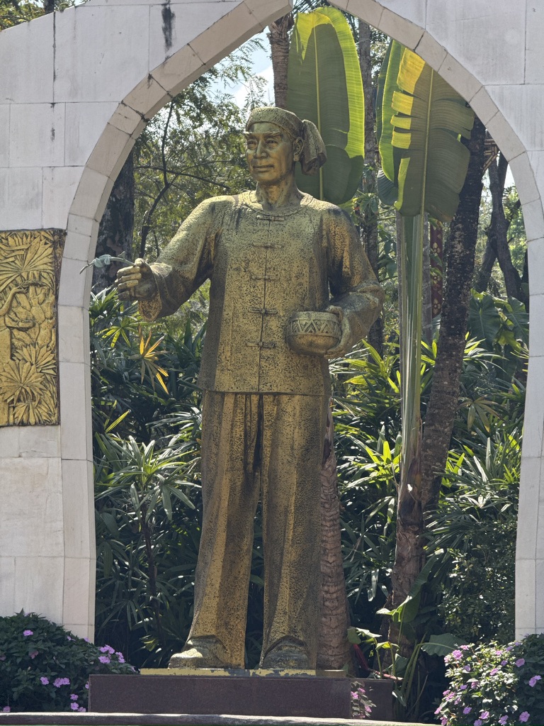 周总理身穿傣族服饰雕像