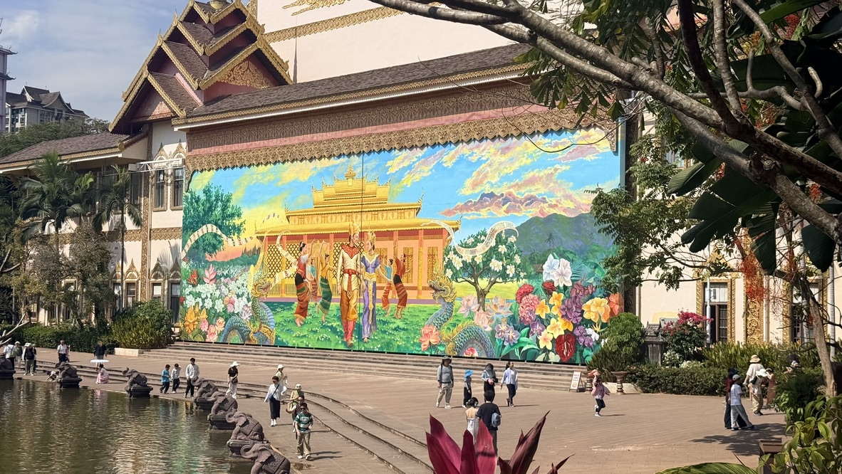 墙上的巨大傣王王妃画像