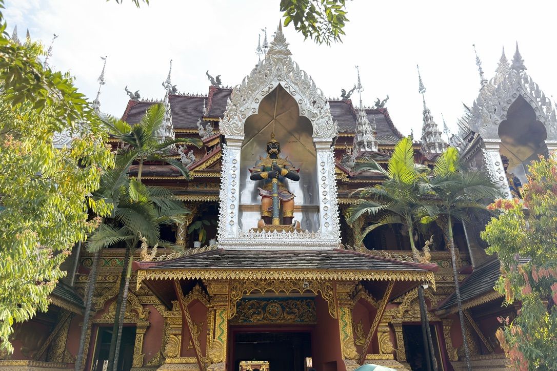 总佛寺增长天王的长相已经不是中土地区的样子了