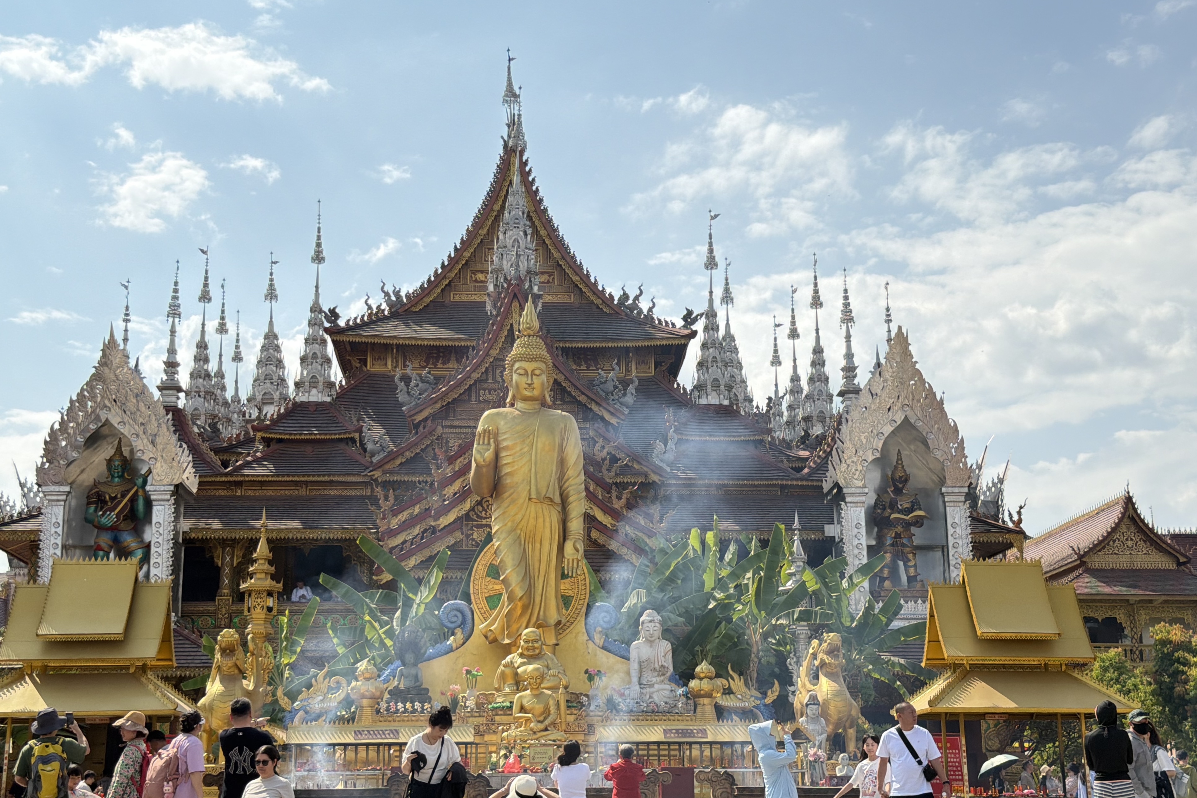 总佛寺的正门，香火非常旺盛，金光灿灿，傣里傣气