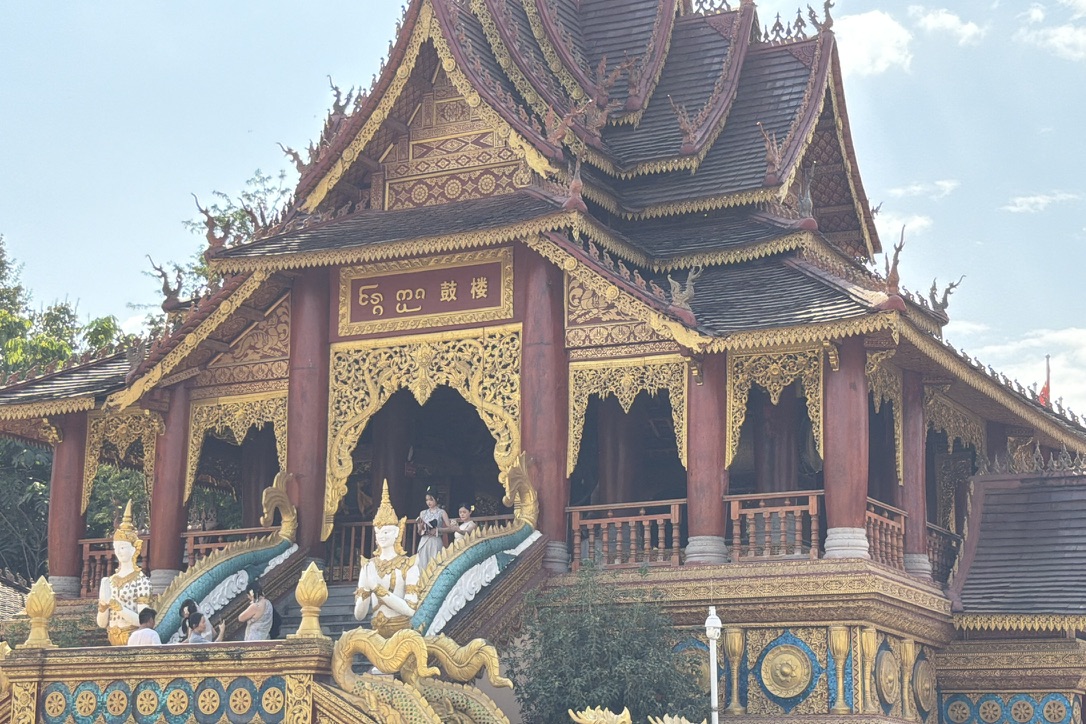 虽然规制依旧是钟楼、鼓楼对称布局，但建筑风格非常的复杂华丽