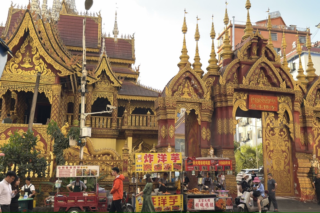 版纳走到哪里都是金光闪闪的