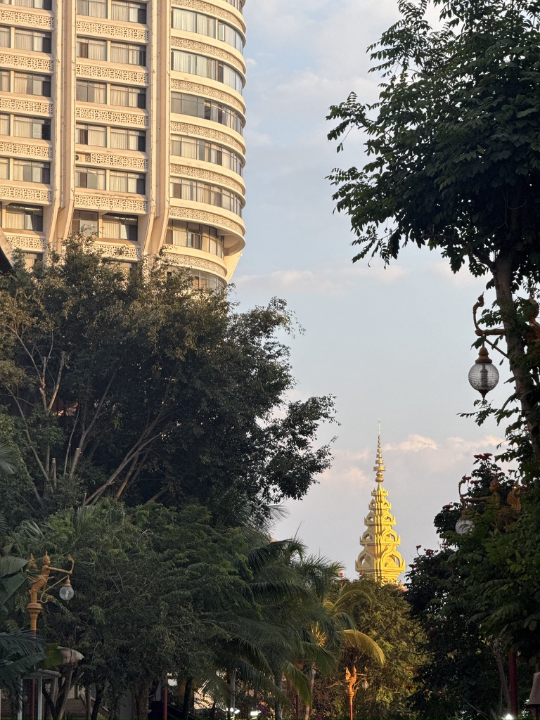 夕阳已经洒上远处的尖塔