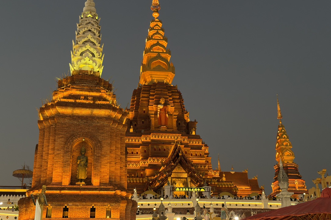 而夜市的中心，就是这座景洪市大金塔寺