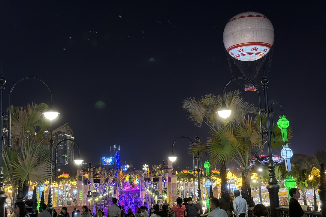 下面的泰国街的灯光甚至是泰国紫