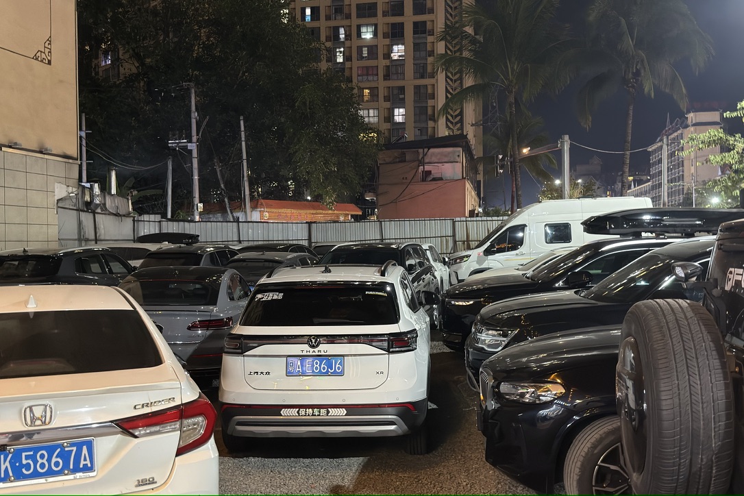 回到酒店时，停车场已经塞满了