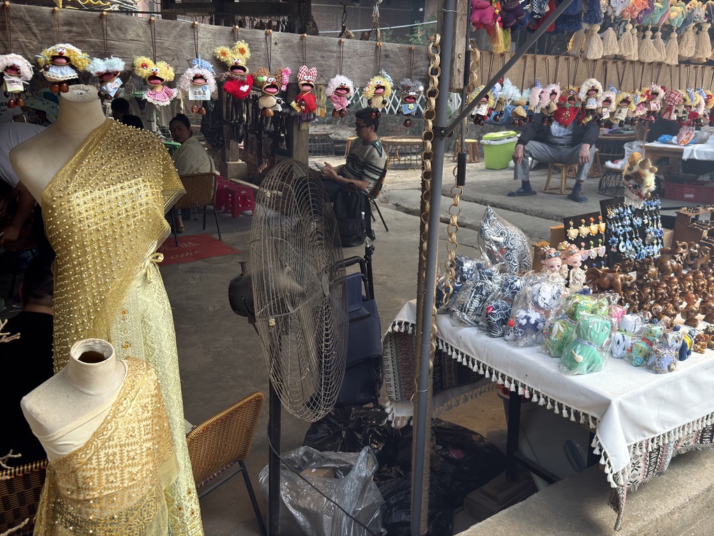 服装饰品店开了个工业风扇抵抗烟熏火燎，但杯水车薪