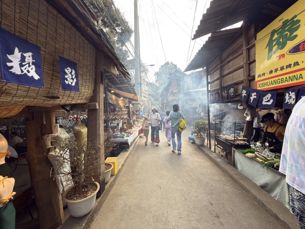 烧烤入侵服装店