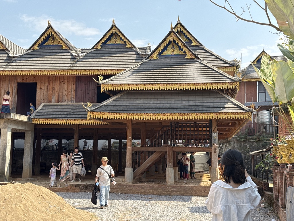 而这种假古屋，在装修期间就已经开始收费了，10 元上楼拍照