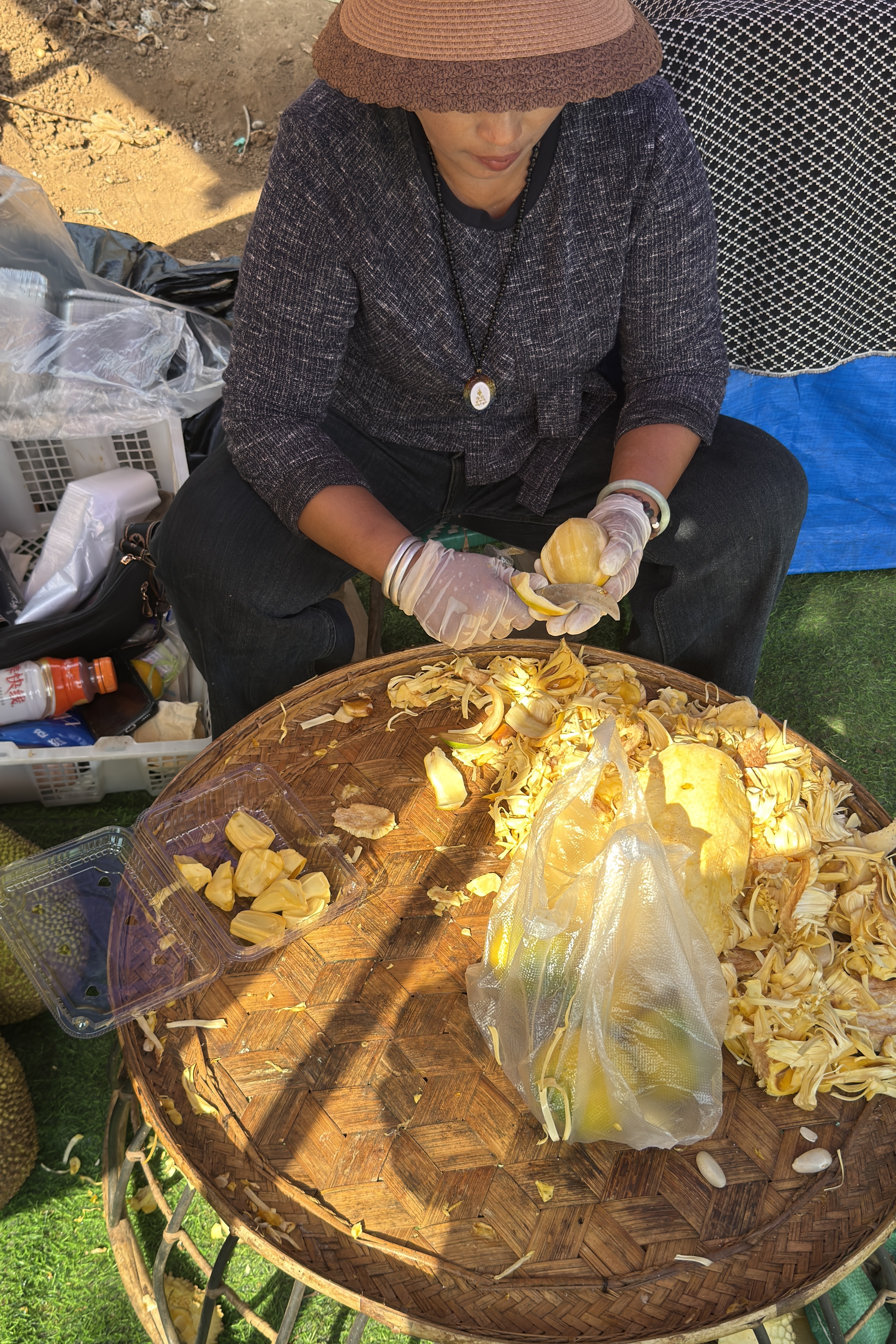 在这里，我们吃到了人生中最好吃的菠萝蜜，叫做榴莲蜜