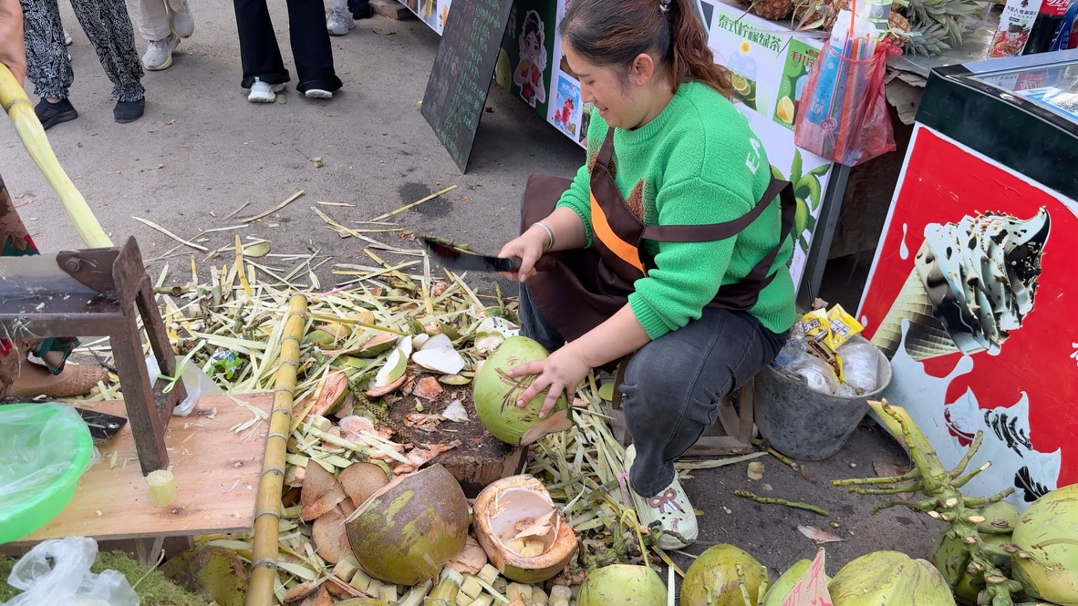 敲个椰子吃吧，比常见的椰子大几倍的青椰，终于不是吸一口就没水了。