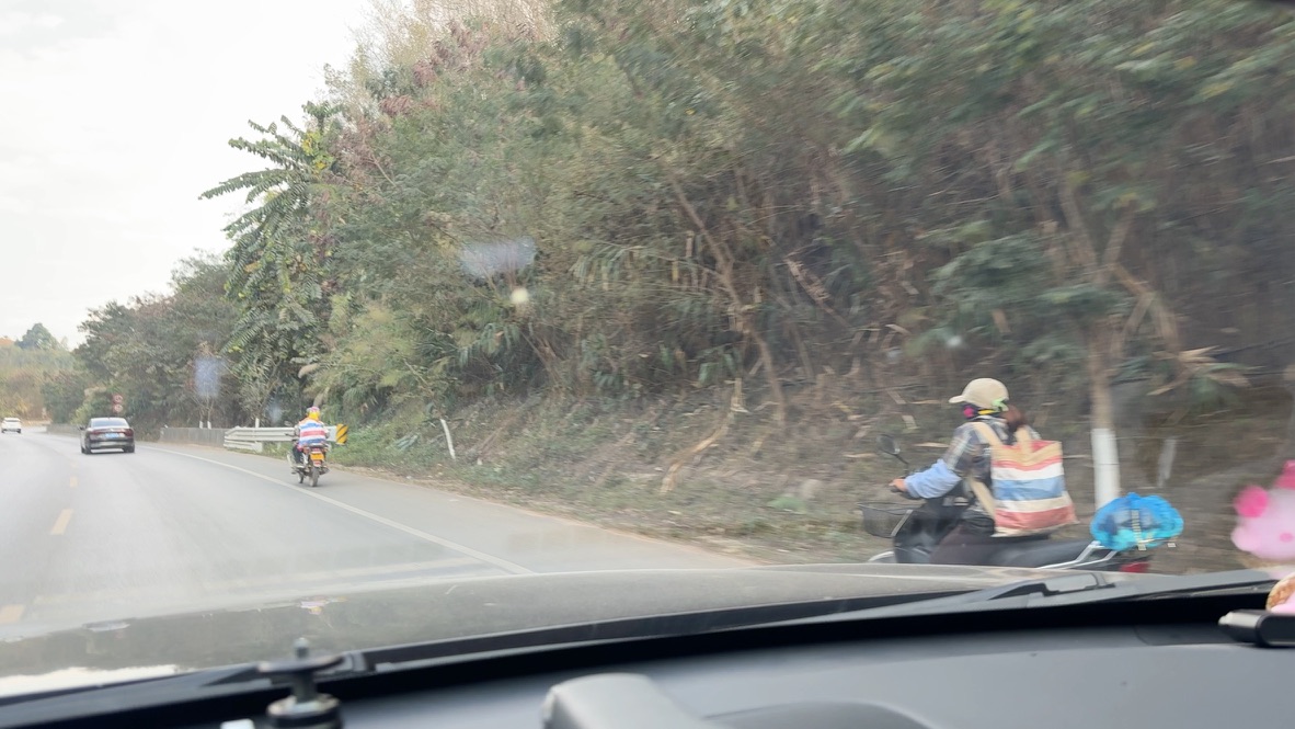 路上背着在奢侈品店里卖几万块一个的编织袋包的农民