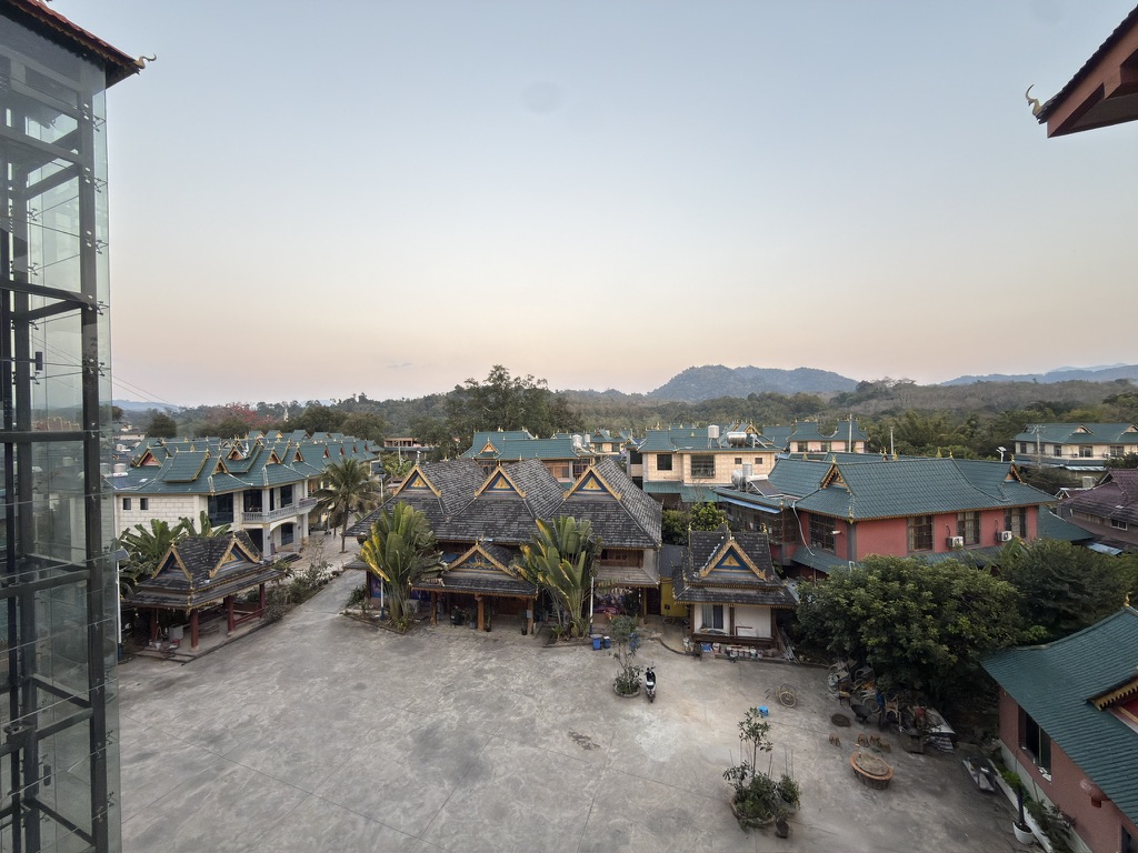 从酒店房间俯瞰酒店所在的村子