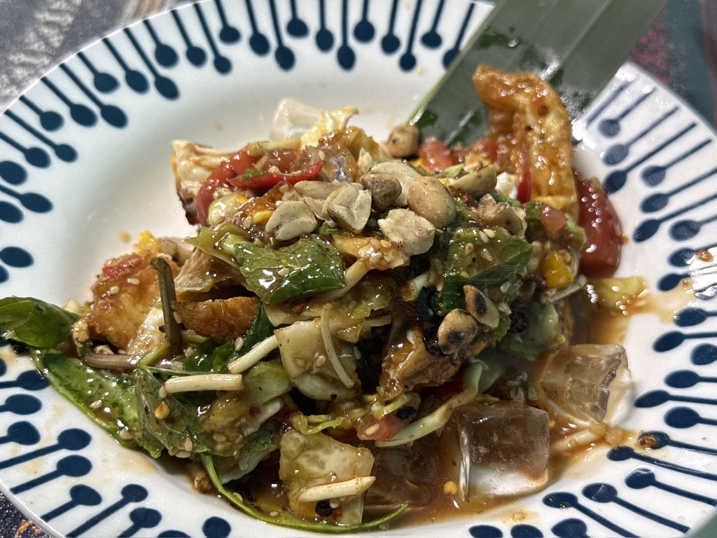 舂荷包蛋，她加了折耳根！好一顿挑