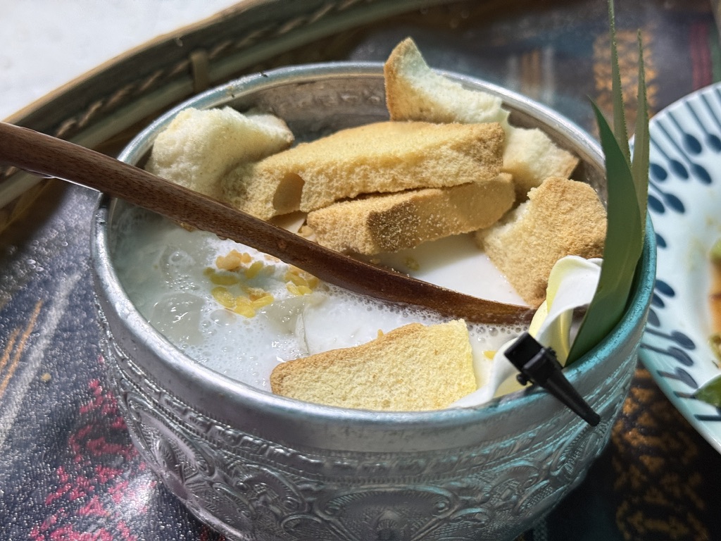 泡鲁达，夹在上面的鸡蛋花被我们顺走了，现在夹在户外帽上