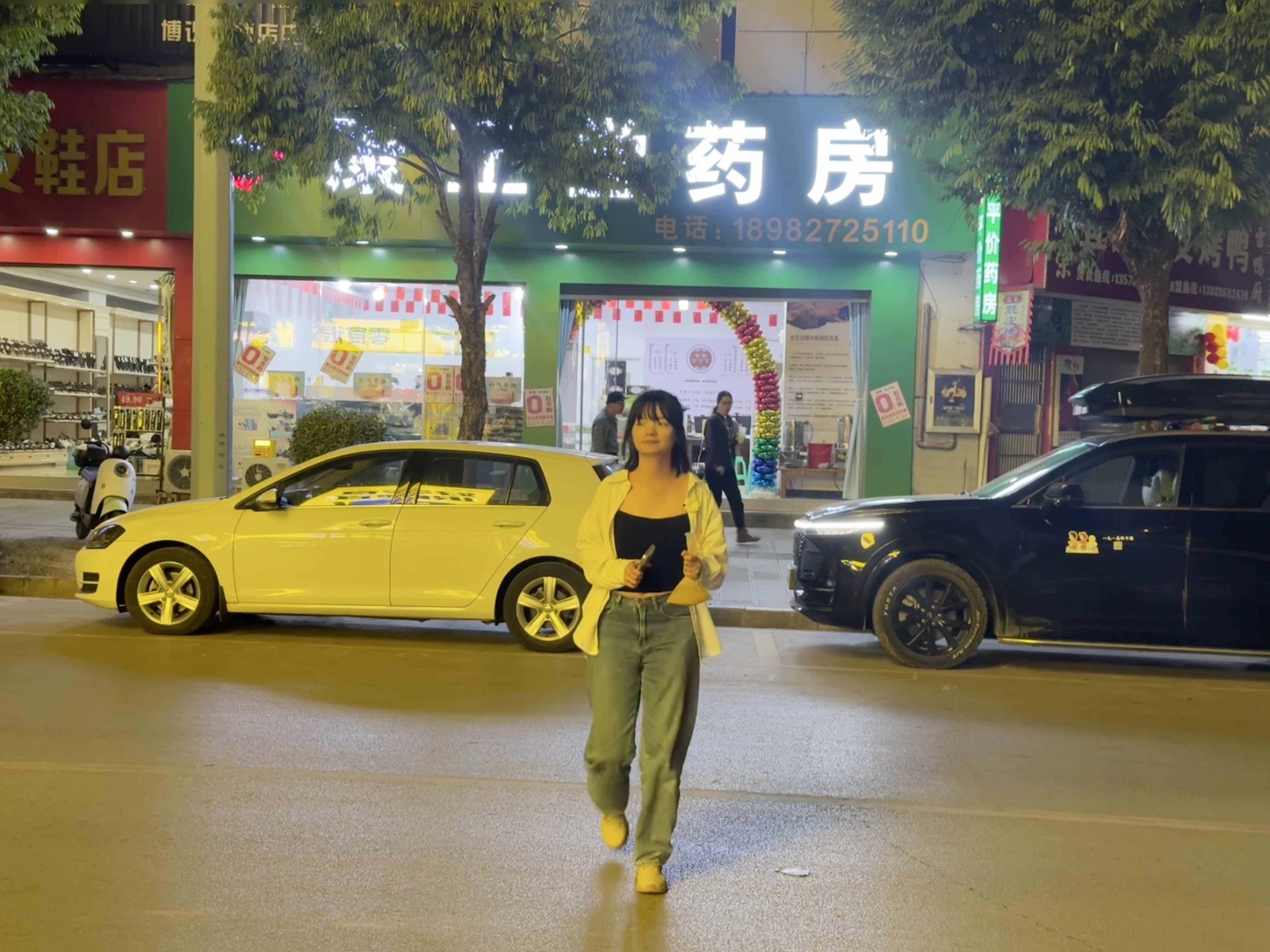 提着没喝完的西番莲汁走向赵一鸣的恙儿