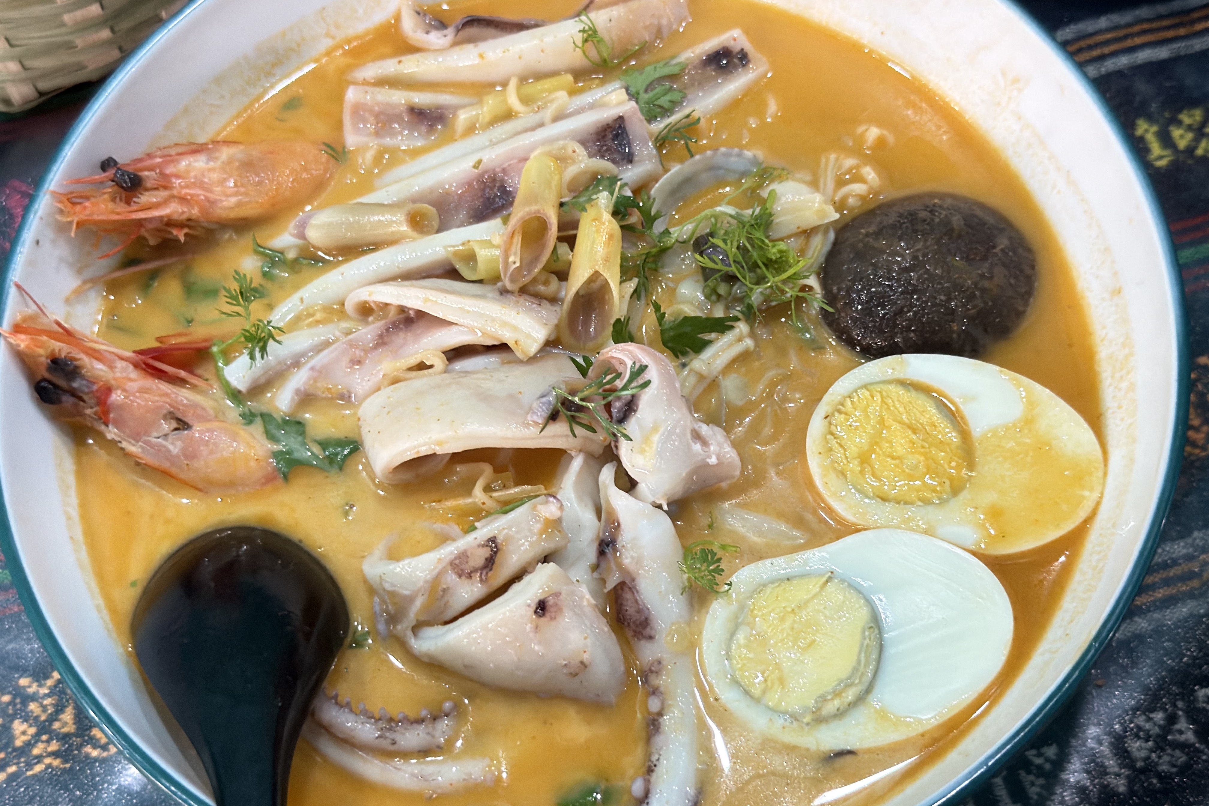 和真材实料海鲜十足的妈妈面