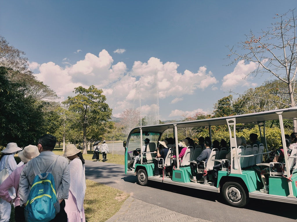 园区里的景交车有大巴车也有敞篷小白