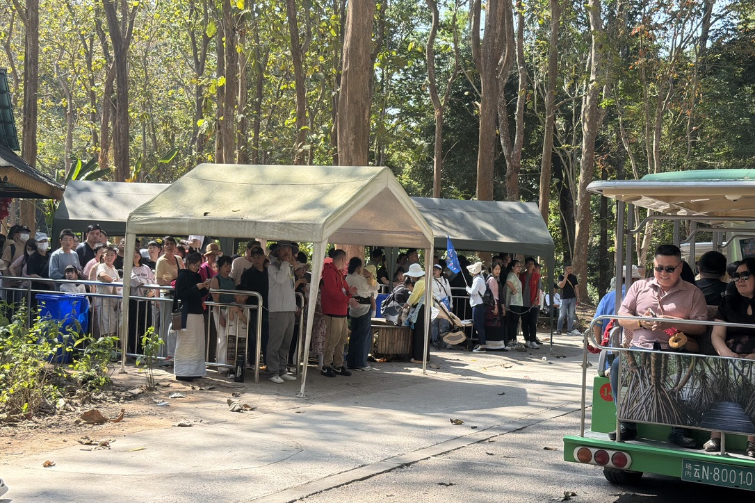 等景交车的人站满了棚子