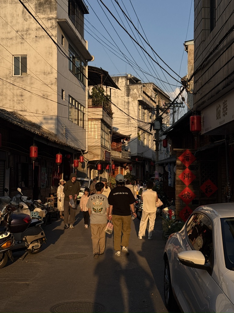 透亮的空气和夕阳洒落的街道