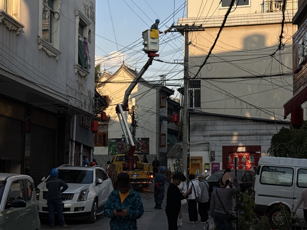 电力工人在维修