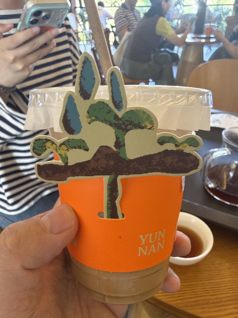 咖啡杯套上的雨落树芽设计很有趣