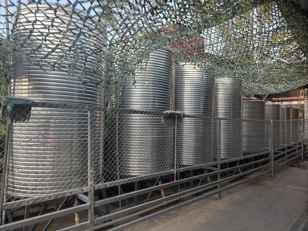 哪家餐厅还是民宿的巨大储水罐组