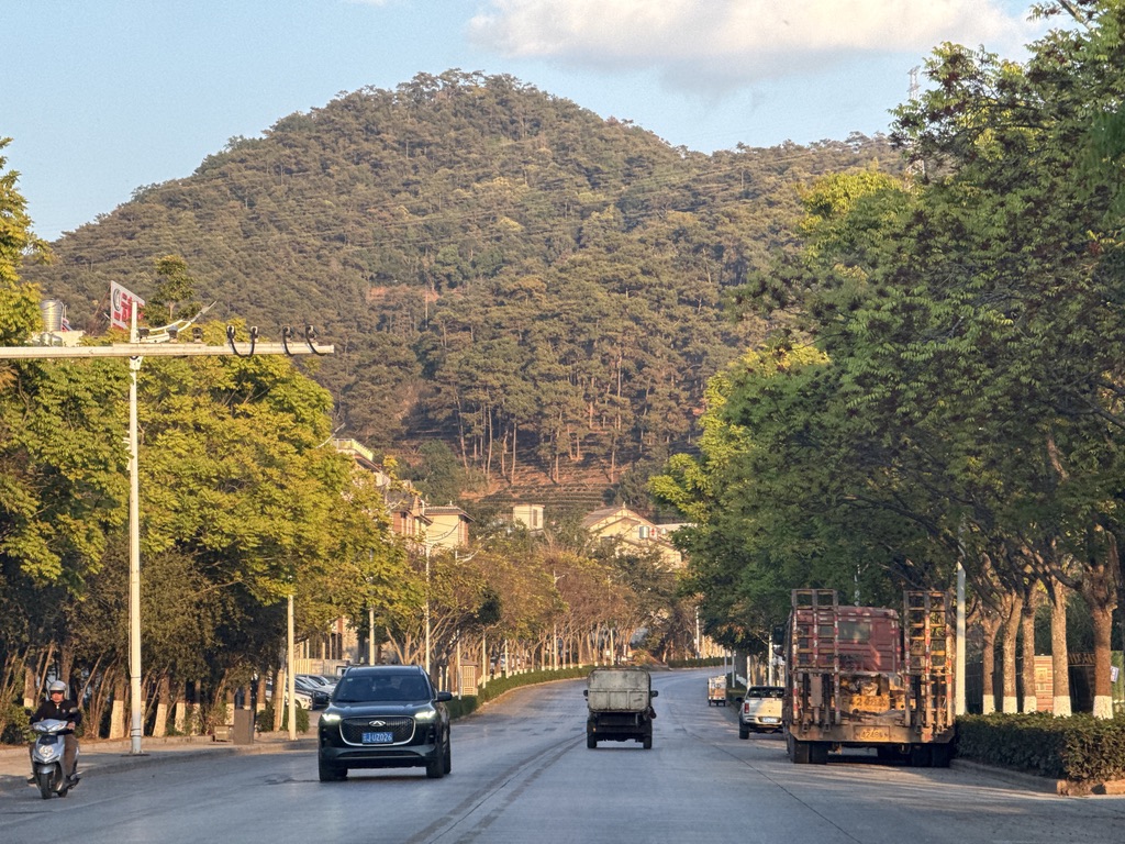思茅东边山里的公路，在夕阳下很美