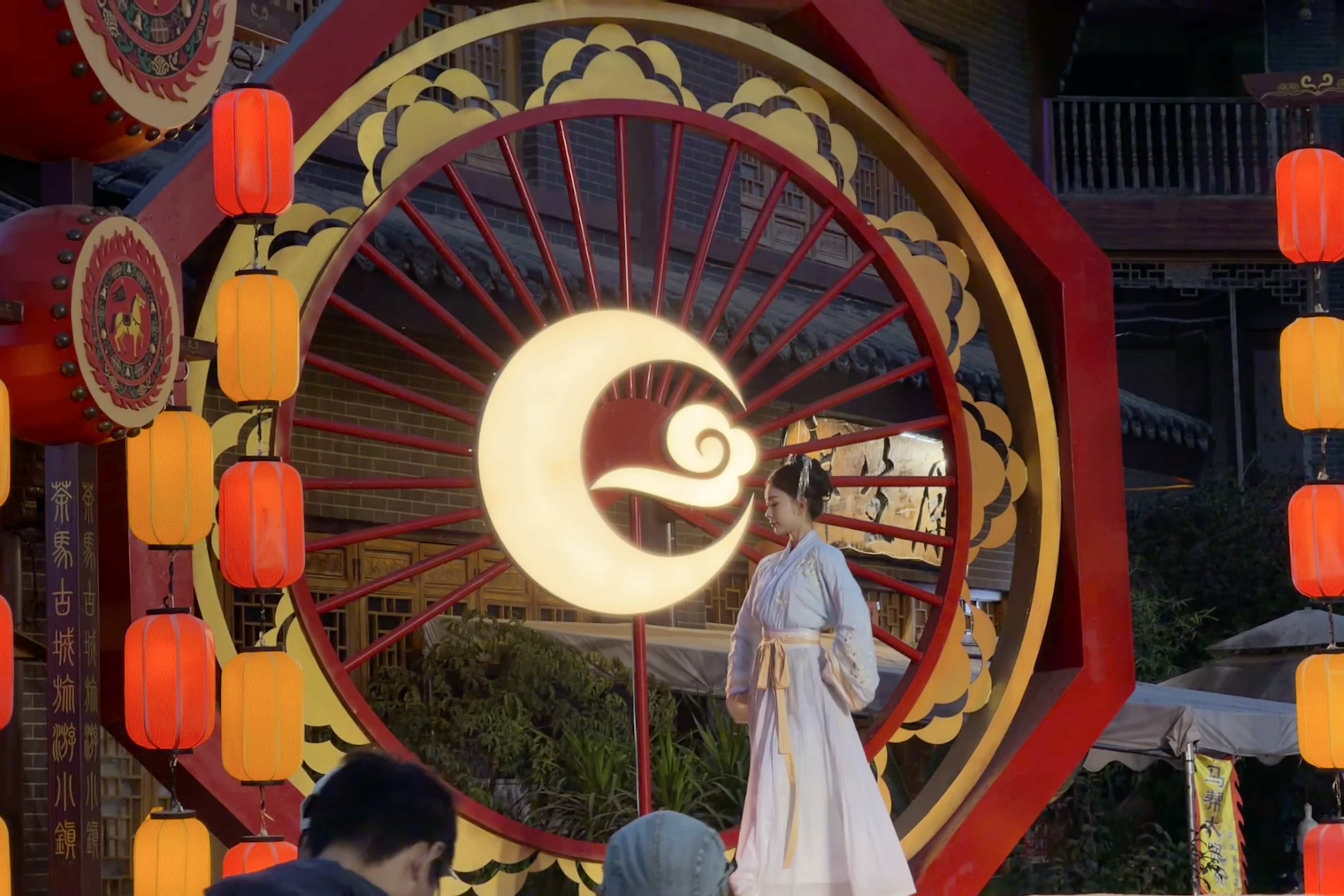 古城里的台子上有人在跳古风舞蹈