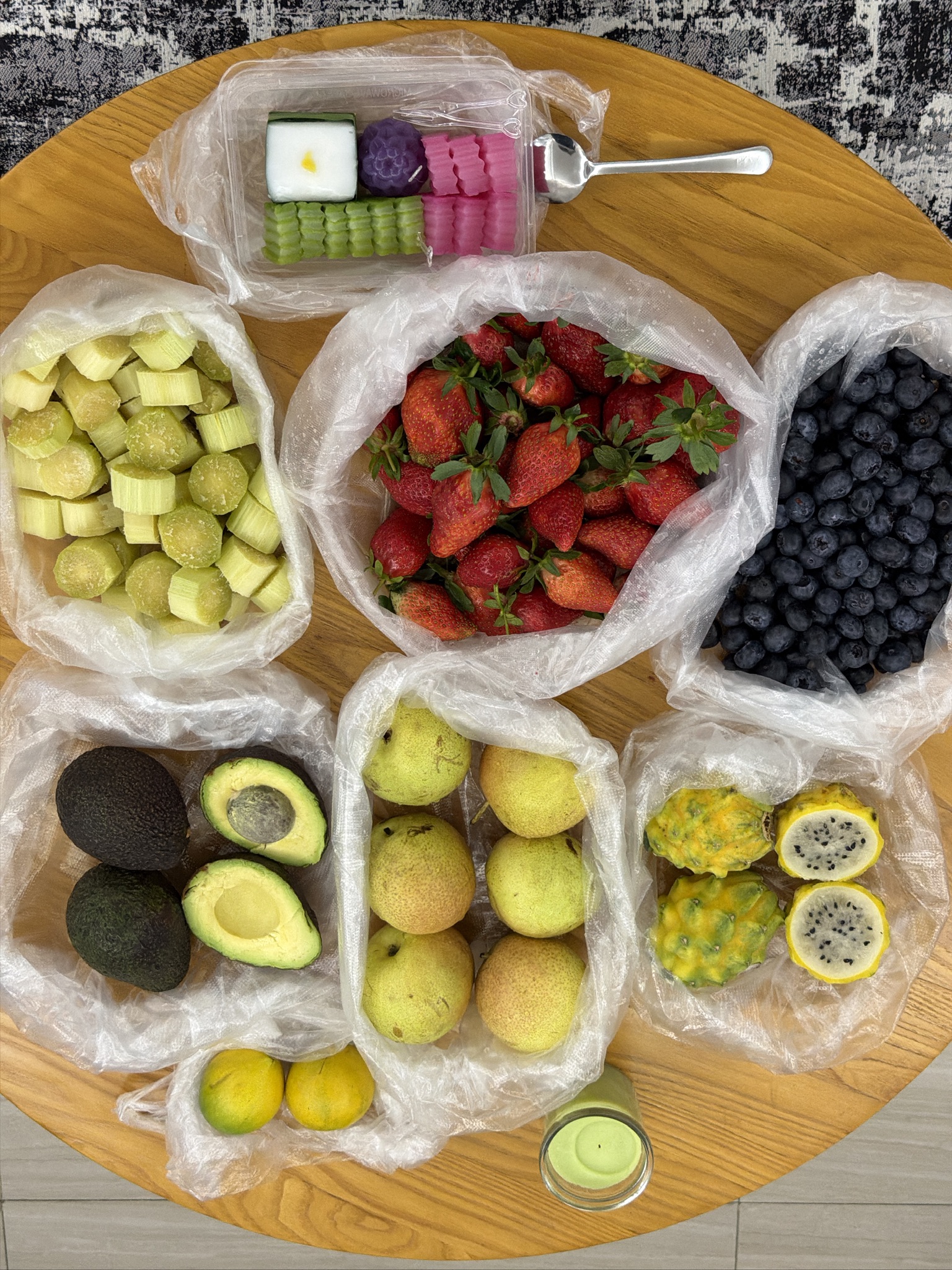 一大桌子水果,贯彻云南的水果自由